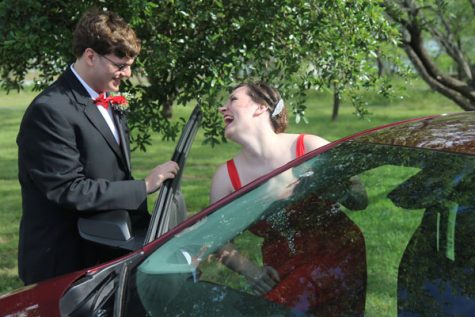 Seniors Garrett Baas and Makayla Jones get into the car to drive to take pictures before dinner.